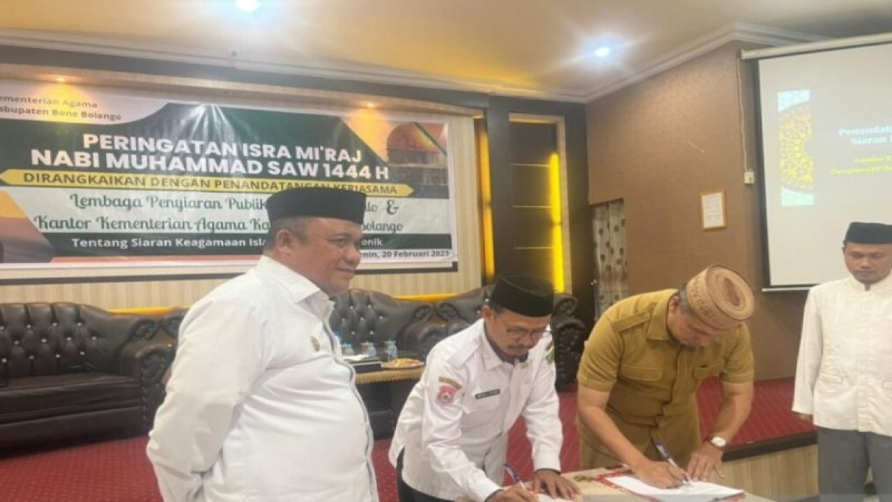 Penandatanganan kerja sama dilakukan oleh Direktur Utama LPPL Radio Suara Rakyat Hulondhalo (SRH), Rifli Katili dengan Kepala Kemenag Bone Bolango, Arfan A. Tilome, disaksikan langsung Kepala Kantor Wilayah Kementerian Agama Provinsi Gorontalo, M. Muflih Fattah. (ANTARA/HO-Kemenag)