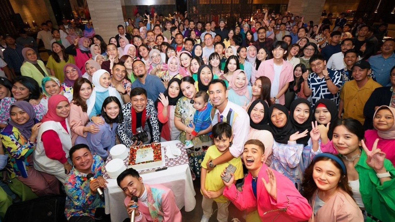 Raffi Ahmad, Nagita Slavina bersama para karyawannya/Instagram