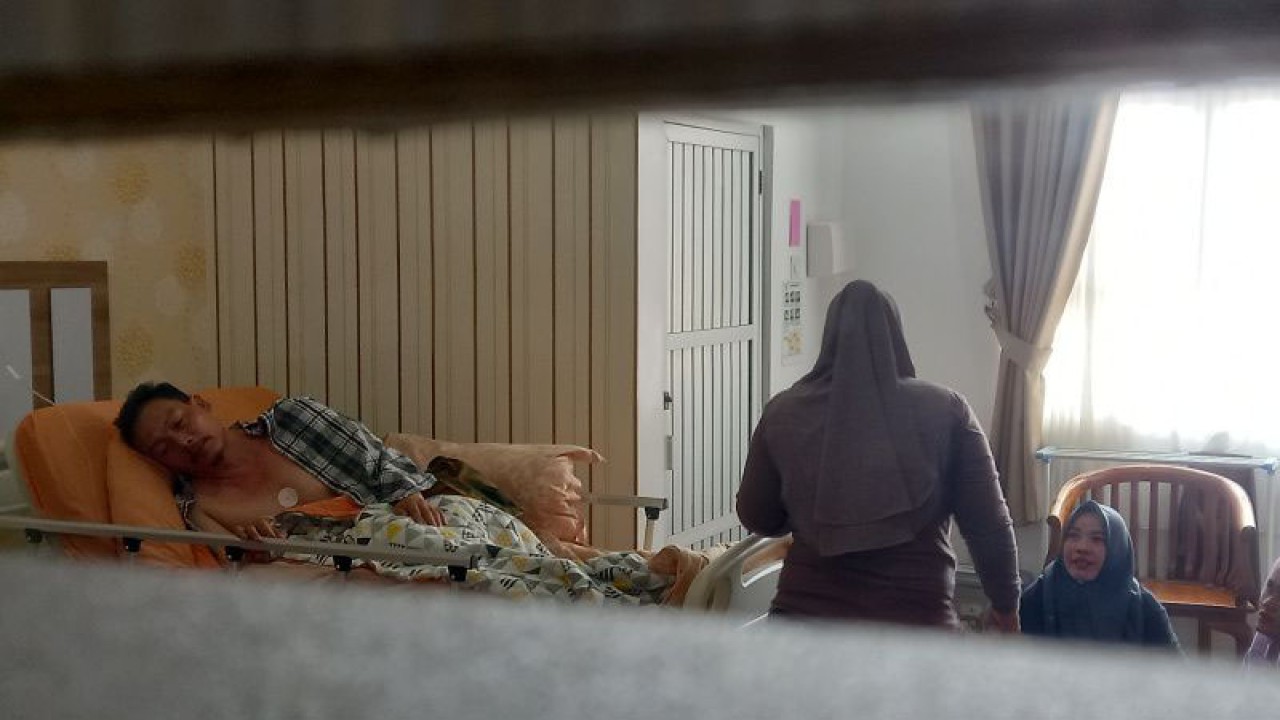 Kondisi bakal calon DPD RI Dapul Bengkulu saat ini mulai membaik dan di ruang perawatan Rumah Sakit Rafflesia Kota Bengkulu. ANTARA/Anggi Mayasari