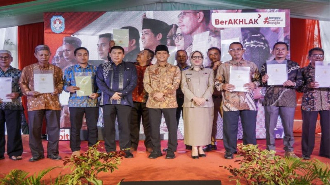 Wakil Menteri Agraria dan Tata Ruang/Badan Pertanahan Nasional (Wamen ATR/ Waka BPN) Raja Juli Antoni serahkan sertipikat wakaf dan gereja di Desa Ambawang Kuala, Kalimantan Barat, Jumat (3/2/2023). (ANTARA/Ho/Kementerian ATR/BPN)