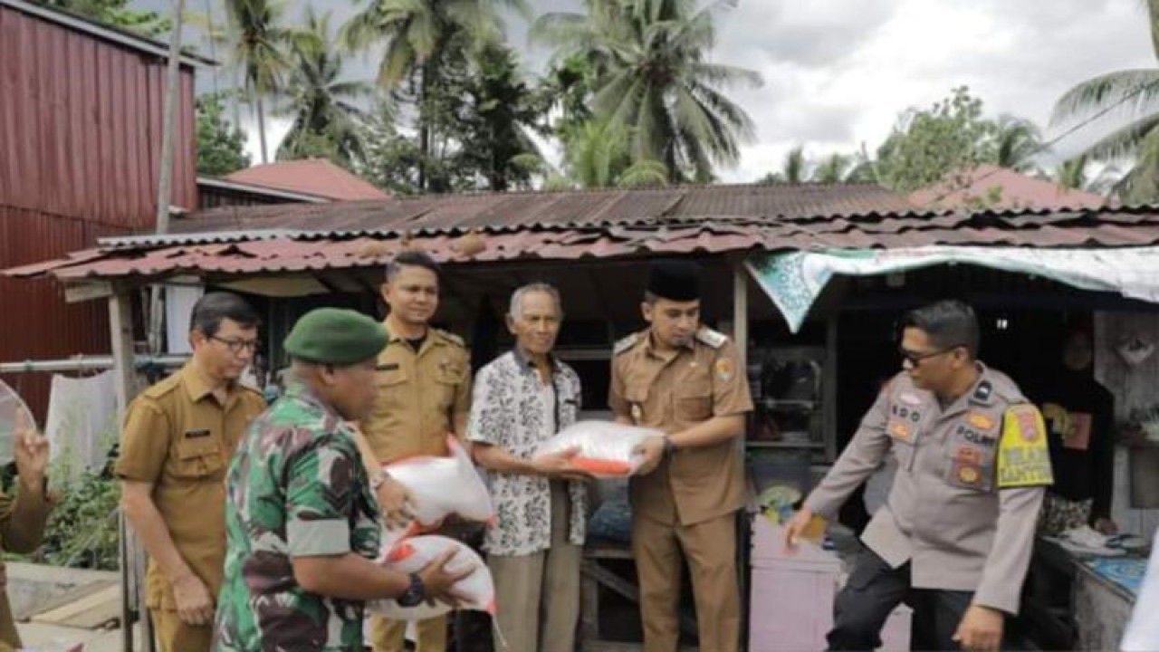 Wakil Wali Kota Solok Ramadhani Kirana Putra saat menyalurkan bantuan 30 kilogram beras untuk salah seorang warga miskin di Kota Solok, Sumatera Barat (ANTARA/HO-Prokomp Kota Solok)