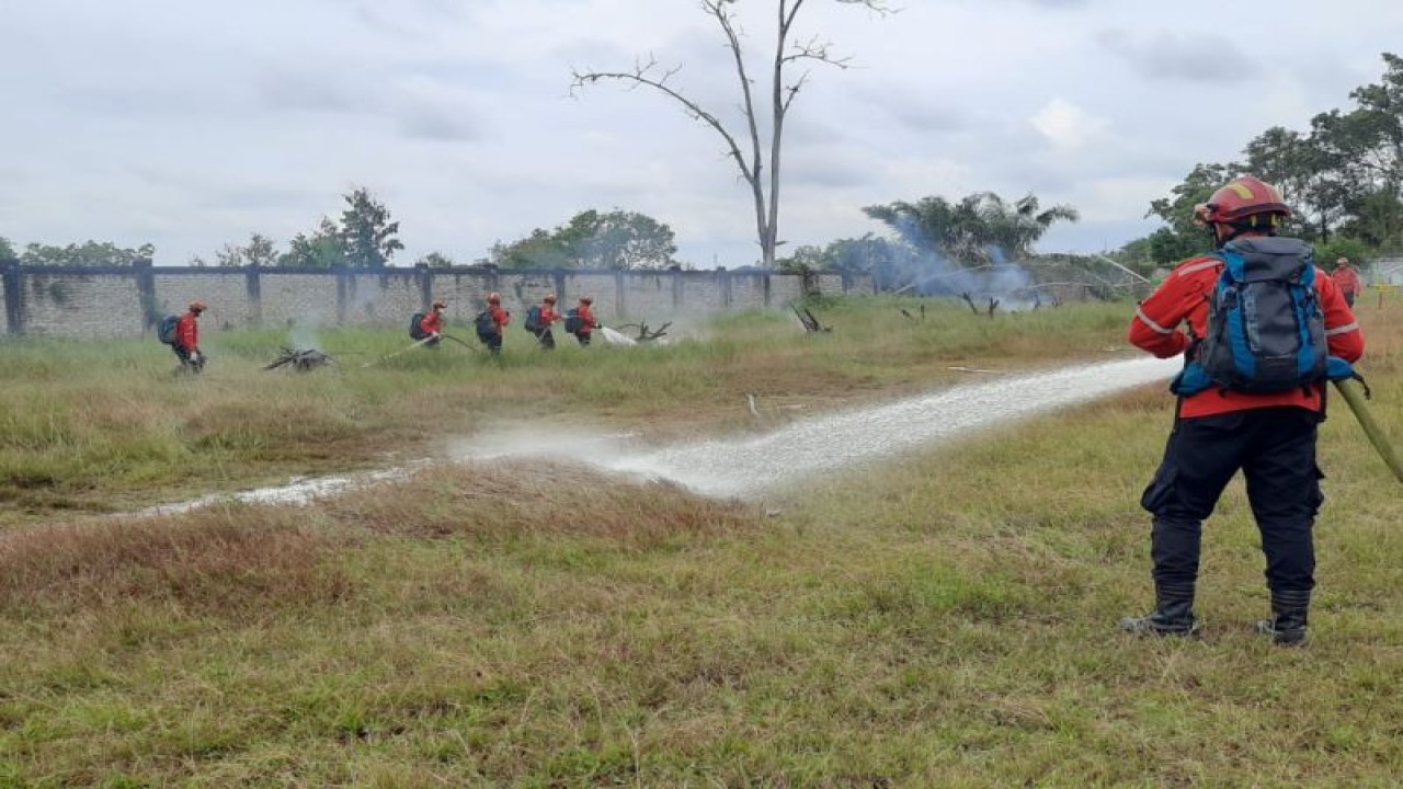 Tim Reaksi Cepat melakukan pelatihan pemadaman kebakaran lahan di Kabupaten Siak, Provinsi Riau, belum lama ini. ANTARA/Riski Maruto/23