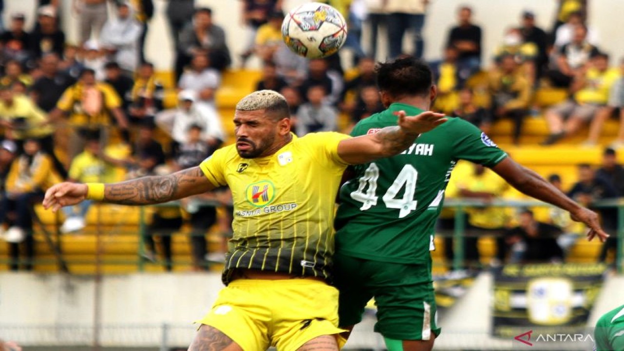 Arsip - Pesepak bola Barito Putera Renan Da Silva Alves (kiri) berduel udara dengan pesepak bola PSS Sleman Nur Diansyah (kanan) dalam lanjutan BRI Liga 1 di Stadion Demang Lehman, Kabupaten Banjar, Kalimantan Selatan, Selasa (31/1/2023). ANTARA FOTO/Bayu Pratama S/hp.