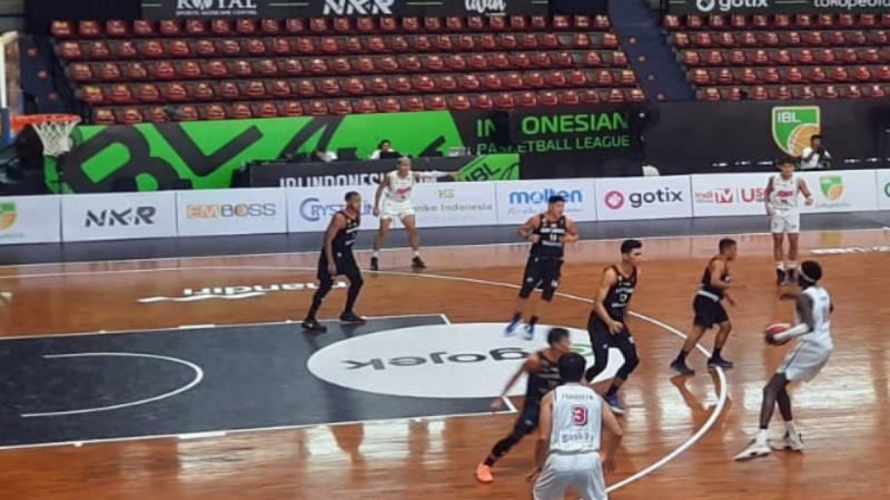 Seorang pemain Rans PIK Basketball Club (kostum putih-putih) saat akan melakukan lemparan bola ke ring Bumi Borneo Basketball Pontianak (kostum hitam hitam) dalam pertandingan bola basket IBL Seri IV 2023 di Gor Sritaex Arena Solo, Selasa (28/2/2023) . ANTARA/Bambang Dwi Marwoto.