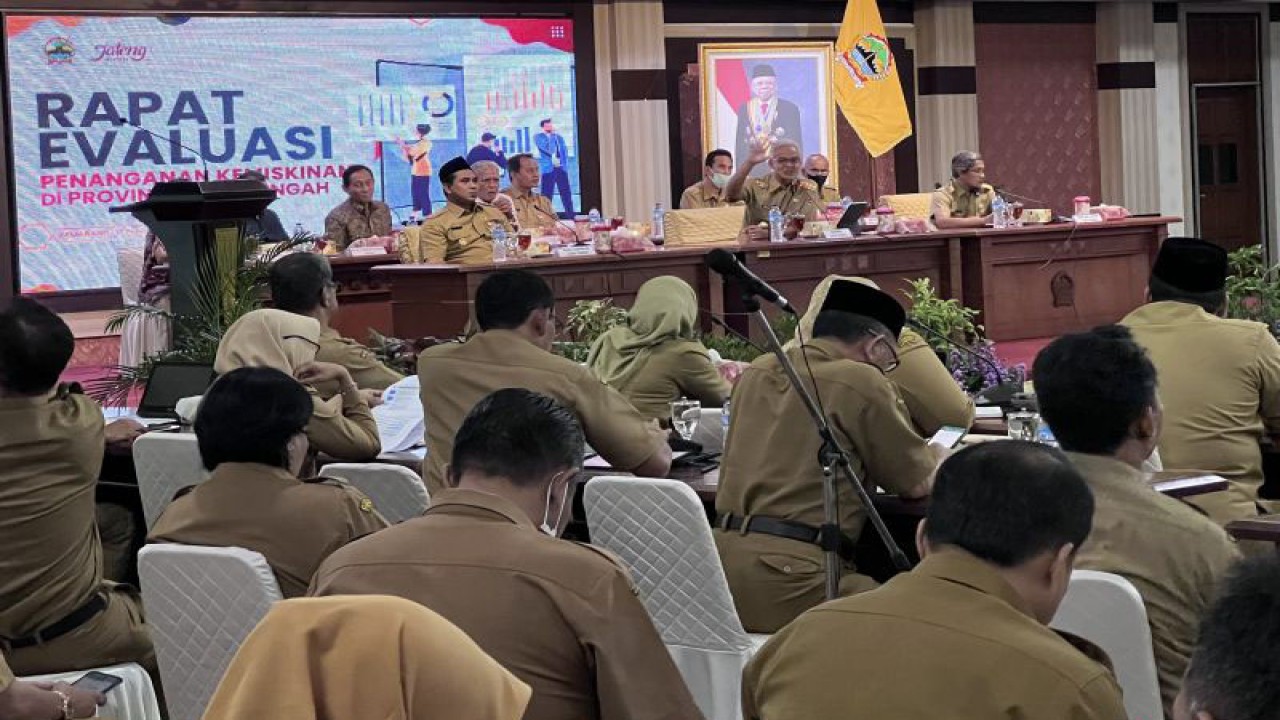 Rapat Evaluasi Penanganan Kemiskinan Jawa Tengah yang dipimpin Gubernur Jateng Ganjar Pranowo dan diikuti oleh kepala daerah di 35 kabupaten/kota, di Semarang, Senin (13/2/2023). FOTO ANTARA/Wisnu Adhi