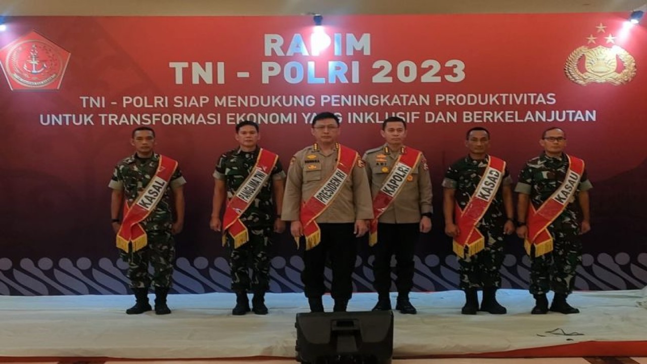 Personel TNI dan Polri melakukan gladi sebelum perhelatan Rapim TNI dan Polri 2023d i Hotel Sultan, Jakarta, Rabu (8/2/2023). ANTARA/HO-Divisi Humas Polri
