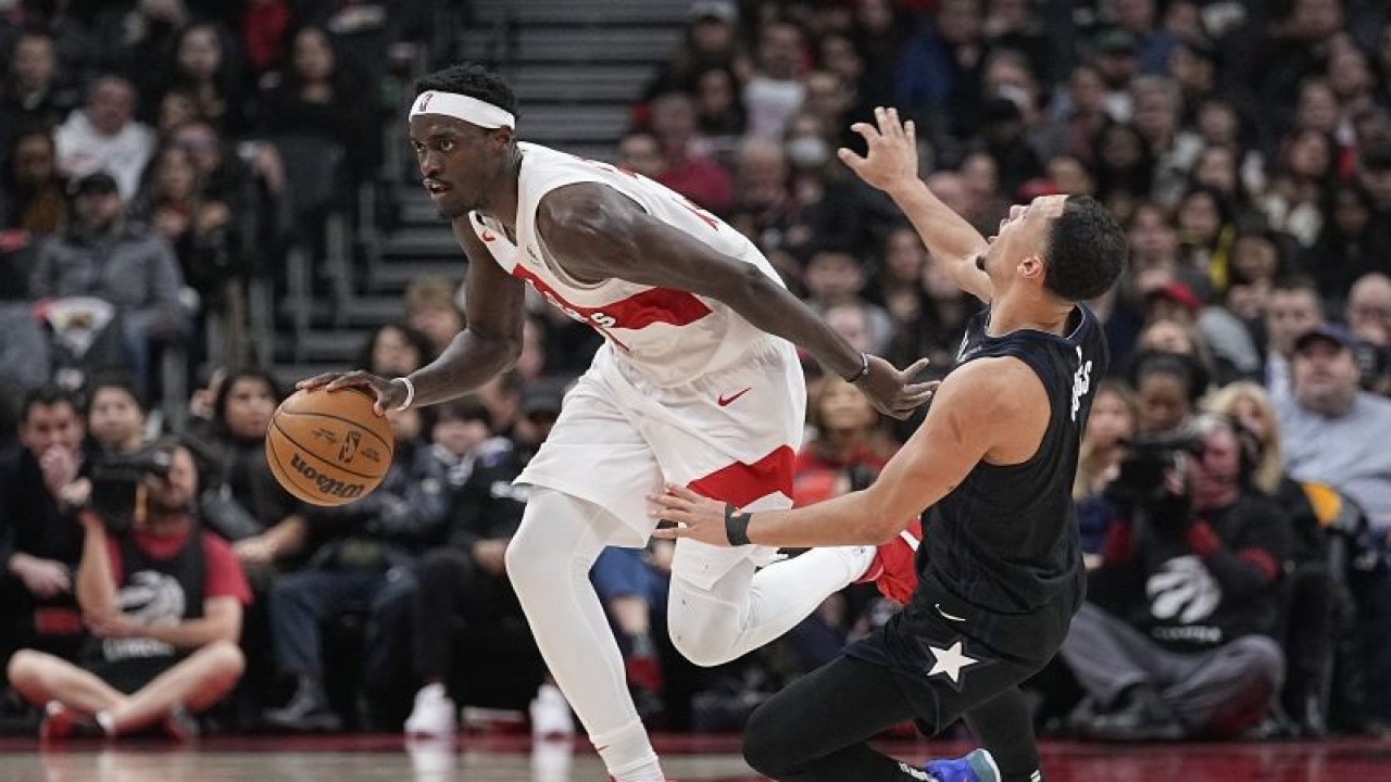Arsip - Pebola basket Toronto Raptors Pascal Siakam (43) melewati hadangan pemain Orlando Magic Jalen Suggs dalam laga NBA di Scotiabank Arena, Toronto, Ontario, Kanada, Selasa (14/2/2023). Raptors menang dengan skor 123-113. ANTARA FOTO/ John E. Sokolowski-USA TODAY Sports/foc.
