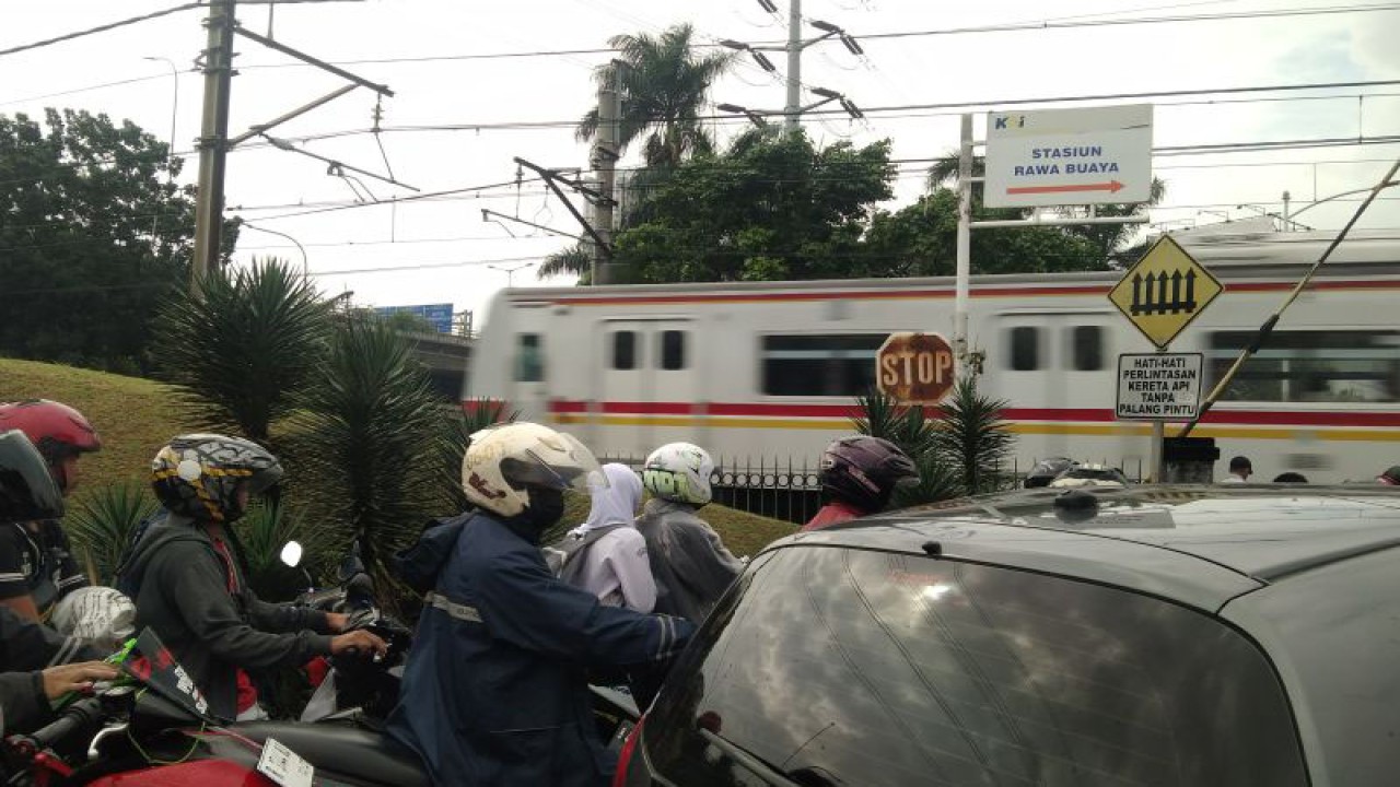 Salah satu simpul kemacetan di Jalan Duri Kosambi di dekat Stasiun Rawa Buaya, Jakarta Barat, Senin (27/2/2023) ANTARA/Dewa Ketut Sudiarta Wiguna
