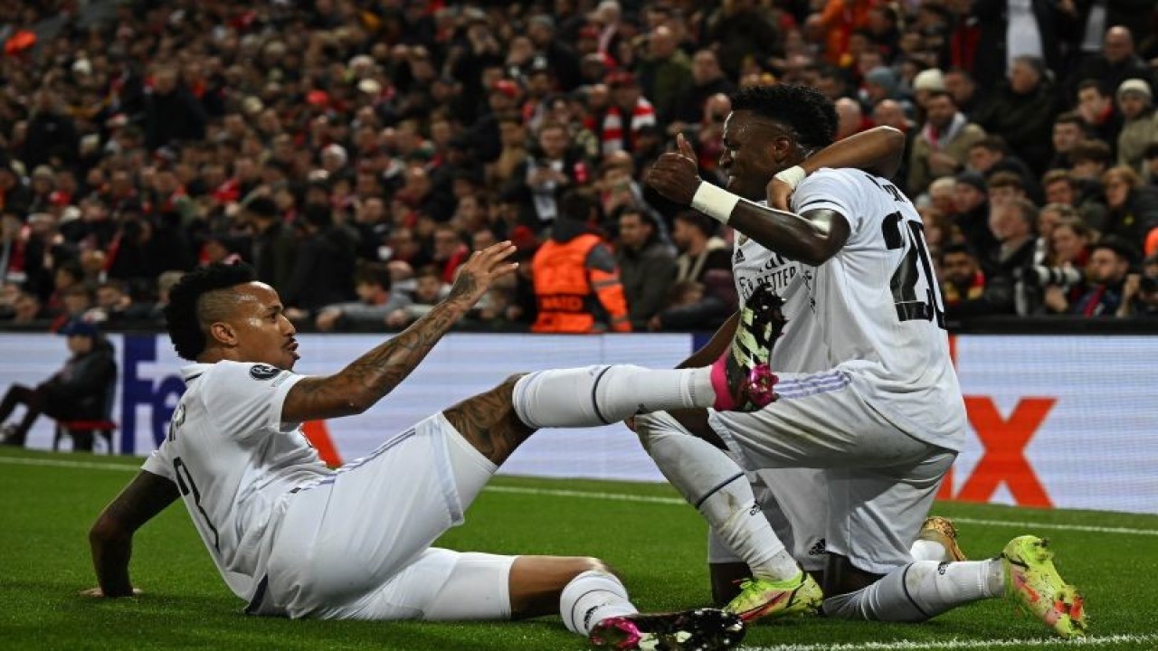 Penyerang Real Madrid Vinicius Junior (kanan) merayakan gol yang dicetaknya ke gawang Liverpool bersama penyerang Real lainnya Rodrygo (tengah) dan bek Eder Militao pada pertandingan leg pertama 16 besar Liga Champions di Stadion Anfield, Liverpool, Rabu (22/2/2023) dini hari WIB. (ANTARA/AFP/Paul ELLIS)