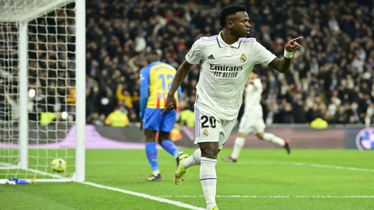 Selebrasi Vinicius Junior setelah mencetak gol untuk Real Madrid dalam pertandingan Liga Spanyol lawan Valencia di Santiago Bernabeu pada 3 Februari 2023. ANTARA/AFP/JAVIER SORIANO