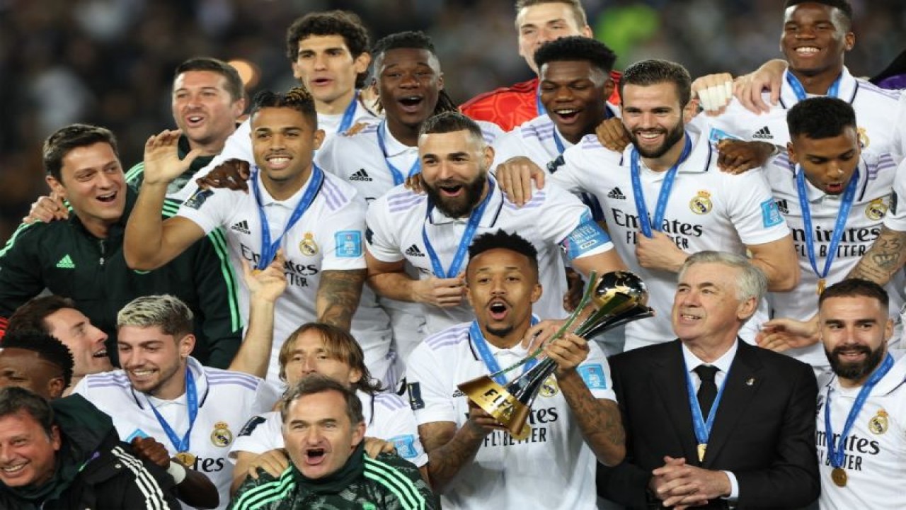 Para pemain Real Madrid melakukan selebrasi setelah memenangi pertandingan final Piala dunia antar klub 2022 melawan Al Hilal yang dimainkan di Stadion Pangeran Moulay Abdellah, Rabat, Maroko, Minggu (12/2/2023). Madrid mengalahkan klub asal Arab Saudi itu dengan skor 5-3 untuk merebut trofi Piala Dunia Klub untuk kelima kalinya. (ANTARA/AFP/FADEL SENNA)(AFP/FADEL SENNA)