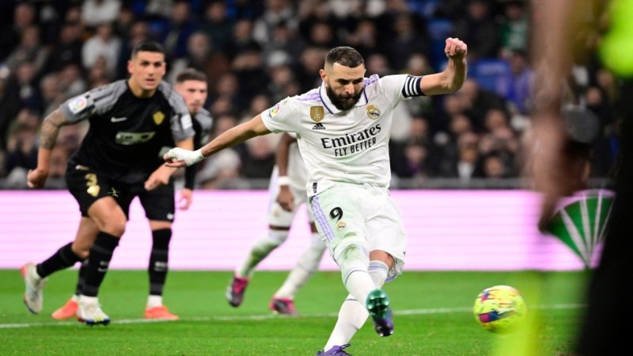 Penyerang Real Madrid forward Karim Benzema mengeksekusi penalti pada pertandingan Liga Spanyol melawan Elche yang dimainkan di Stadion Santiago Bernabeu, Madrid, Kamis (16/2/2023) dini hari WIB. (ANTARA/AFP/JAVIER SORIANO)
