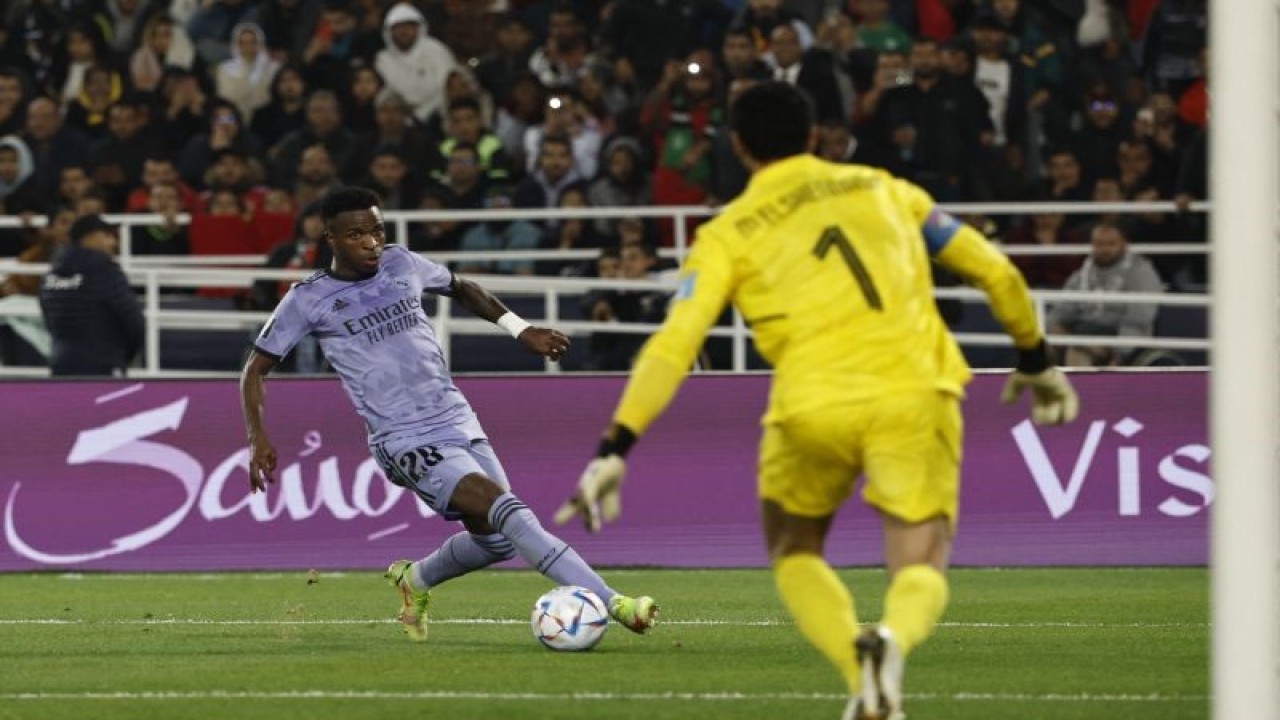 Penyerang Real Madrid Vinicius Junior (kiri) berhadapan dengan kiper Al Ahly Mohamed el-Shenawy pada pertandingan semifinal Piala Dunia antar Klub yang dimainkan di Stadion Pangeran Moulay Abdellah, Rabat, Maroko, Kamis (9/2/2023) dini hari WIB. (ANTARA/AFP/KHALED DESOUKI)