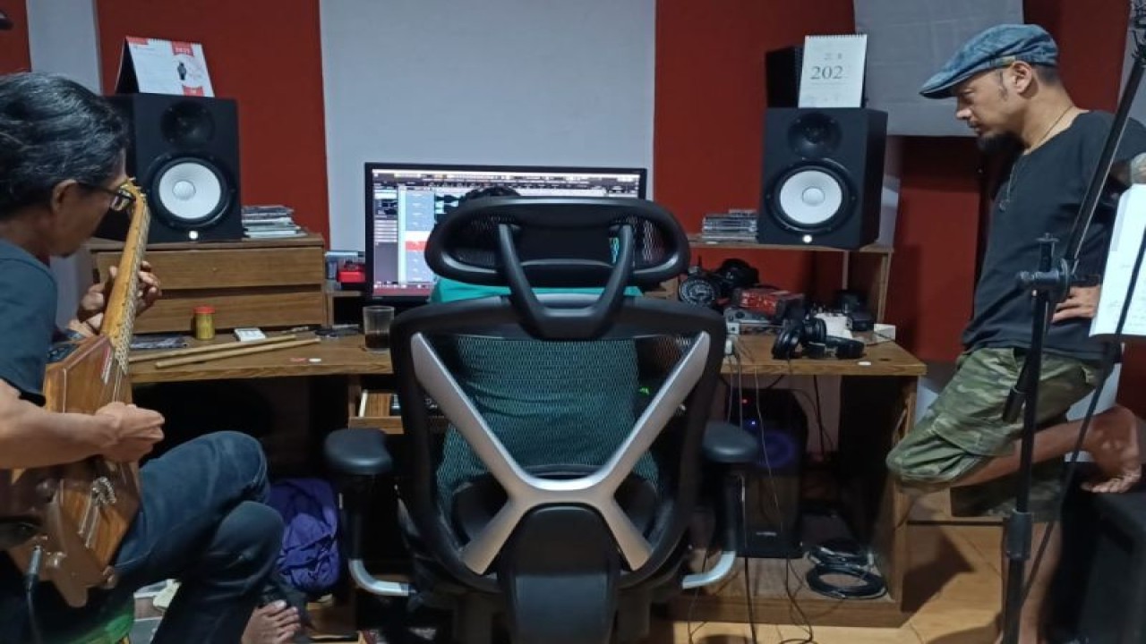 Redy Eko Prastyo memainkan Dawai Cempluk di Studio Duo Etnicholic. (HO-Redy Eko Prastyo)