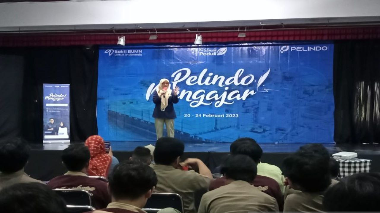 Regional Head 4 Pelindo Enriany Muis mengajar di SMA Islam Athirah 1 Makassar untuk Program Pelindo Mengajar di Makassar, Kamis (23/2/2023). Antara/Suriani Mappong