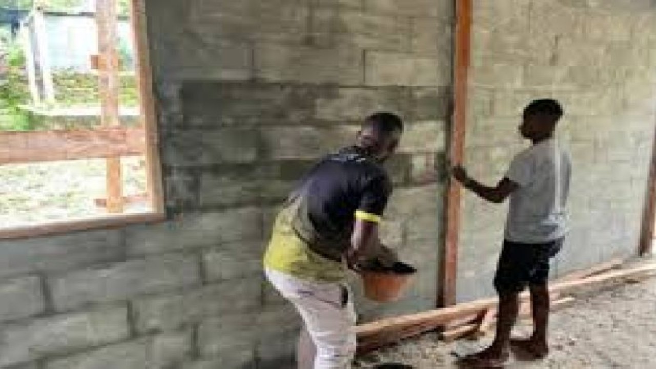 Warga asli orang Papua di Kabupaten Biak Numfor sedang merehabilitasi bantuan stimulan rumah swadaya pemerintah 2022. ANTARA/HO-dokumen pribadi