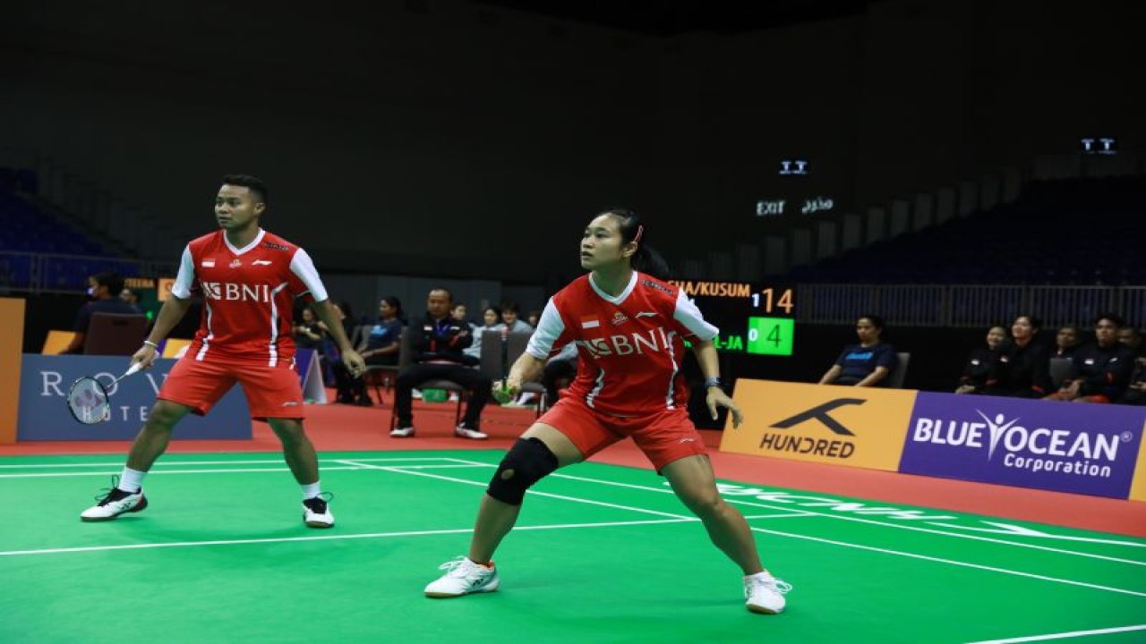Rehan Naufal Kusharjanto/Lisa Ayu Kusumawati membawa Indonesia menang telak 5-0 atas Lebanon pada laga perdana Grup C Kejuaraan Bulu Tangkis Beregu Campuran Asia (BAMTC) 2023 usai mengalahkan Oliver Khoury/Lynne El-Jabbour dengan skor  21-3, 21-5 di Dubai Exhibition Centre, Dubai, Uni Emirat Arab (UEA), Selasa (14/2/2023). (ANTARA/HO-PBSI)