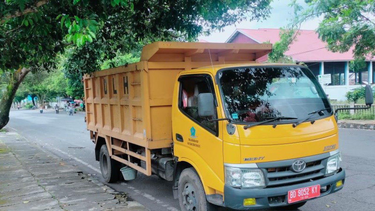 Salah salah satu armada angkutan sampah milik DLH Kabupaten Rejang Lebong. ANTARA/Nur Muhamad
