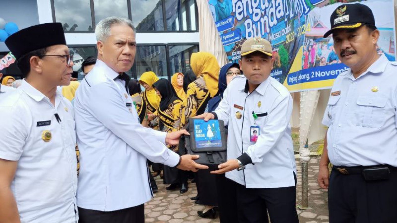Ilustrasi, Bupati Rejang Lebong Syamsul Effendi (kirin) belum lama ini menyerahkan bantuan penanganan stunting kepada camat di daerah itu. dok.ANTARA/Nur Muhamad