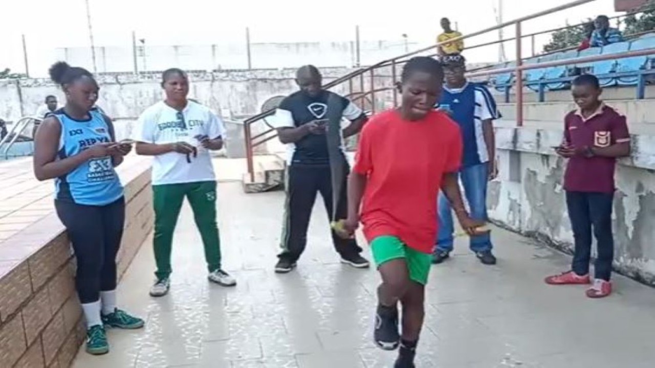 Gbenga Ezekiel sukses memecahkan rekor dunia guinness untuk lompatan terbanyak dalam 1 menit dengan satu kaki. (Tangkapan layar)