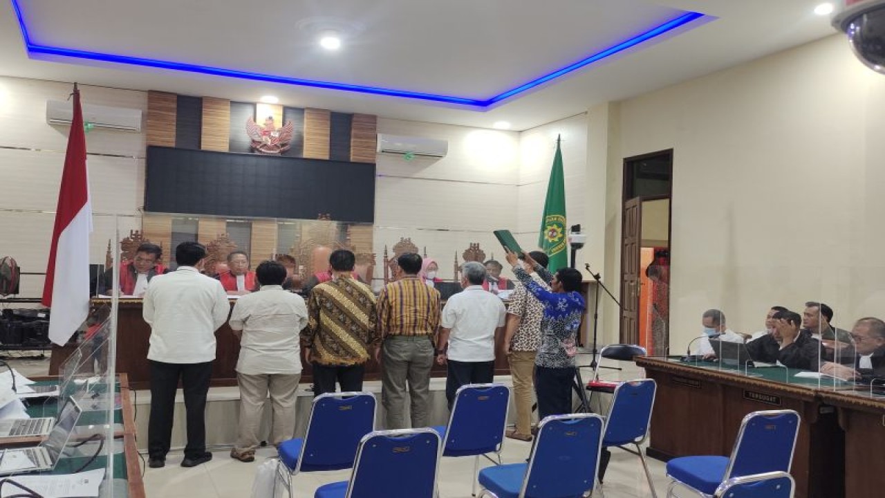 Enam saksi yang dihadirkan oleh JPU KPK untuk bersaksi terhadap tiga terdakwa suap PMB Unila tahun 2022, yakni mantan Rektor Unila nonaktif Prof. Karomani, Wakil Rektor I Bidang Akademik Unila nonaktif Prof. Heryandi, dan Ketua Senat Unila nonaktif Muhammad Basri. Bandarlampung, Kamis (9/2/2023). ANTARA/Dian Hadiyatna