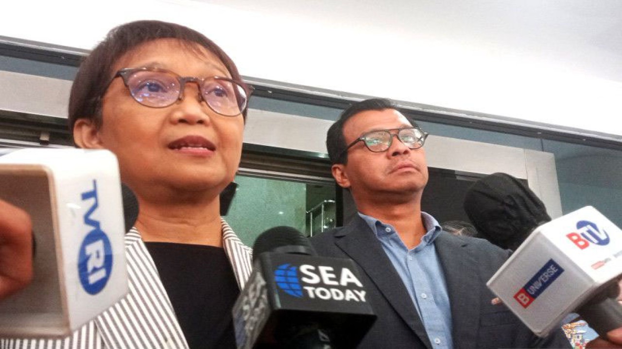 Menlu Retno Marsudi saat memberikan keterangan usai menyampaikan arahan dalam Rapat Pimpinan Penyampaian Arah Kebijakan Lemhannas RI Tahun Anggaran 2023 bertajuk "Transformasi Lemhannas RI 4.0" di Gedung Pancagatra Lemhannas RI, Jakarta, Rabu (1/2/2023). (ANTARA/Tri Meilani Ameliya)