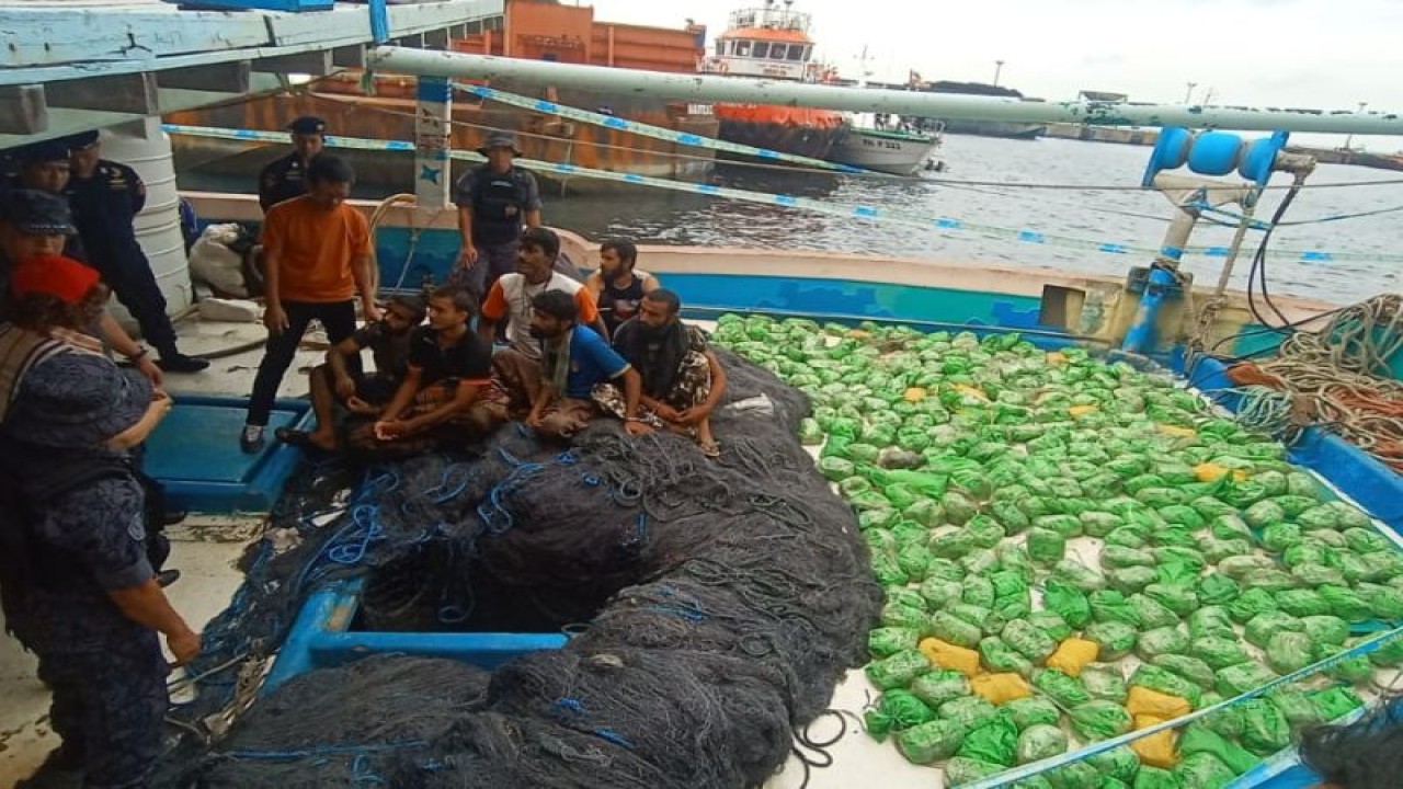 Badan Narkotika Nasional RI bersama Bea Cukai RI berhasil menggagalkan upaya peredaran narkoba jenis sabu 309 paket yang diselundupkan menggunakan kapal nelayan pengangkut ikan melalui jalur laut di Perairan Selatan.dan dibawa ke Pelabuhan Indah Kiat Cilegon. (ANTARA)