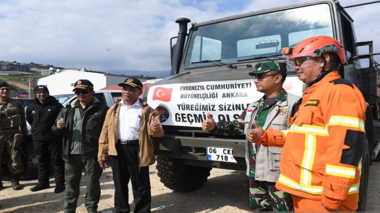 Menko PMK Muhadjir Effendy mengunjungi pusat operasi tim Inasar di Kota Antakya, Provinsi Hatay, Turki, Rabu (22/2/2023). (ANTARA/HO-Biro Pers Sekretariat Presiden)