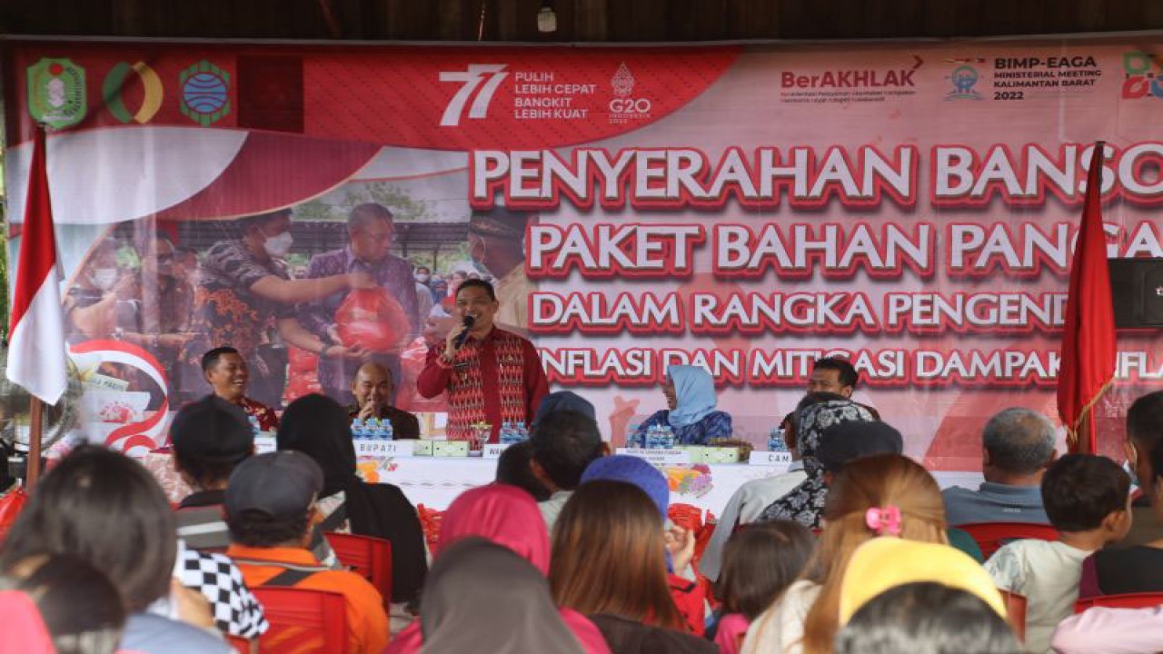 Wagub Kalbar Ria Norsan menyerahkan bantuan kepada masyarakat kurang mampu di kantor kecamatan Sengah Temila Kabupaten Landak (ANTARA/Ist.)