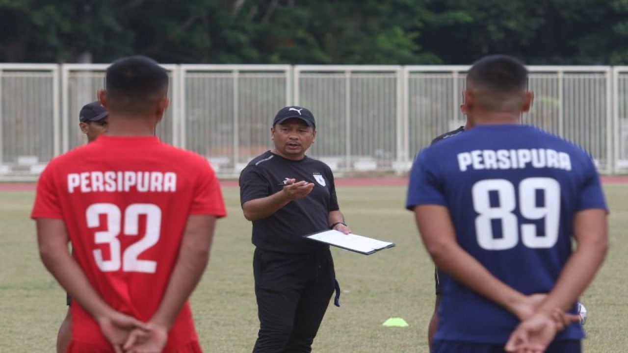 Pelatih Persipura Ricky Nelson saat memberikan arahan kepada para pemain dalam sesi latihan di Lapangan latihan Stadion Lukas Enembe (ANTARA/HO-Media officer Persipura Jayapura)