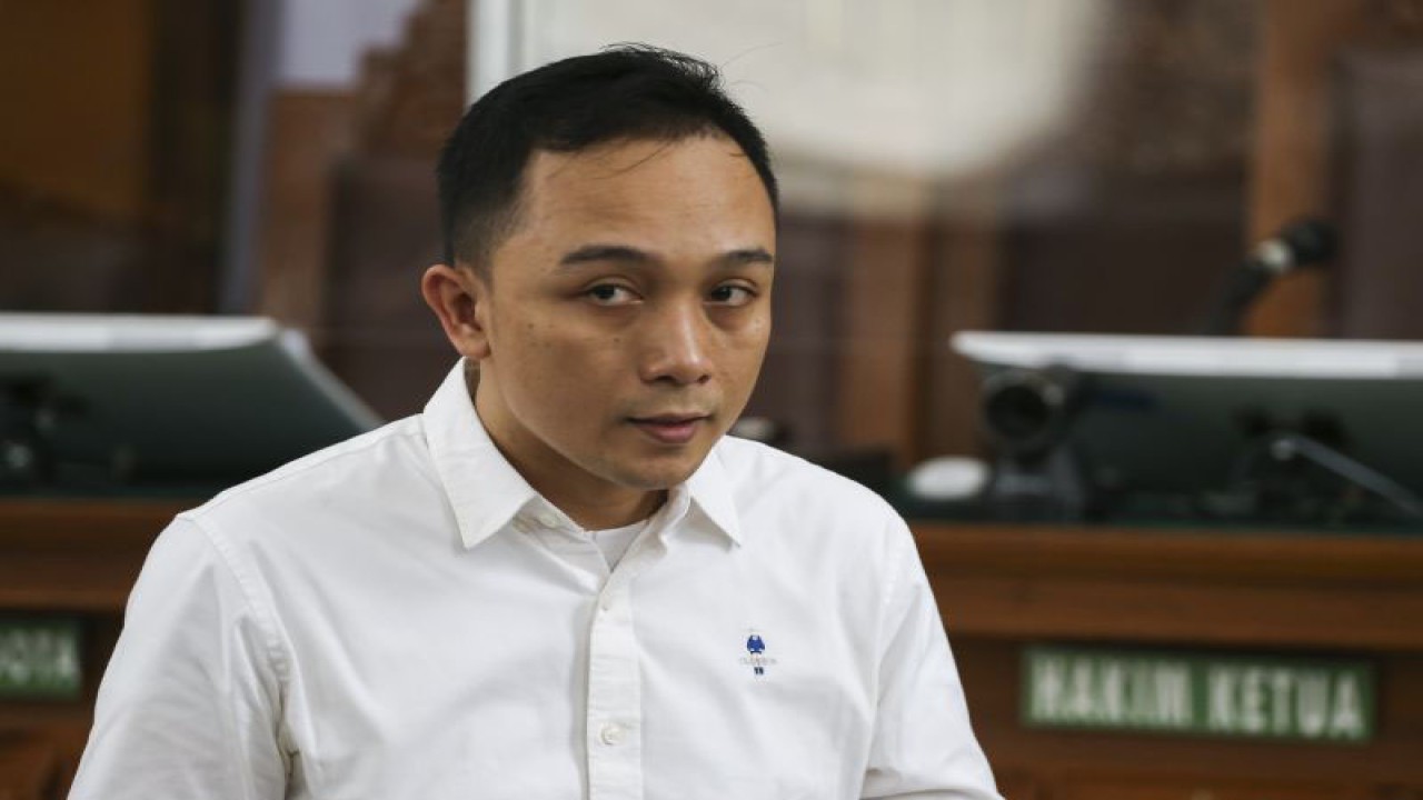 Terdakwa kasus pembunuhan berencana terhadap Brigadir Yosua, Ricky Rizal bersiap menjalani sidang lanjutan di PN Jakarta Selatan, Jakarta, Selasa (31/1/2023). Sidang tersebut beragendakan pembacaan duplik oleh penasihat hukum terdakwa. ANTARA FOTO/Rivan Awal Lingga/tom.