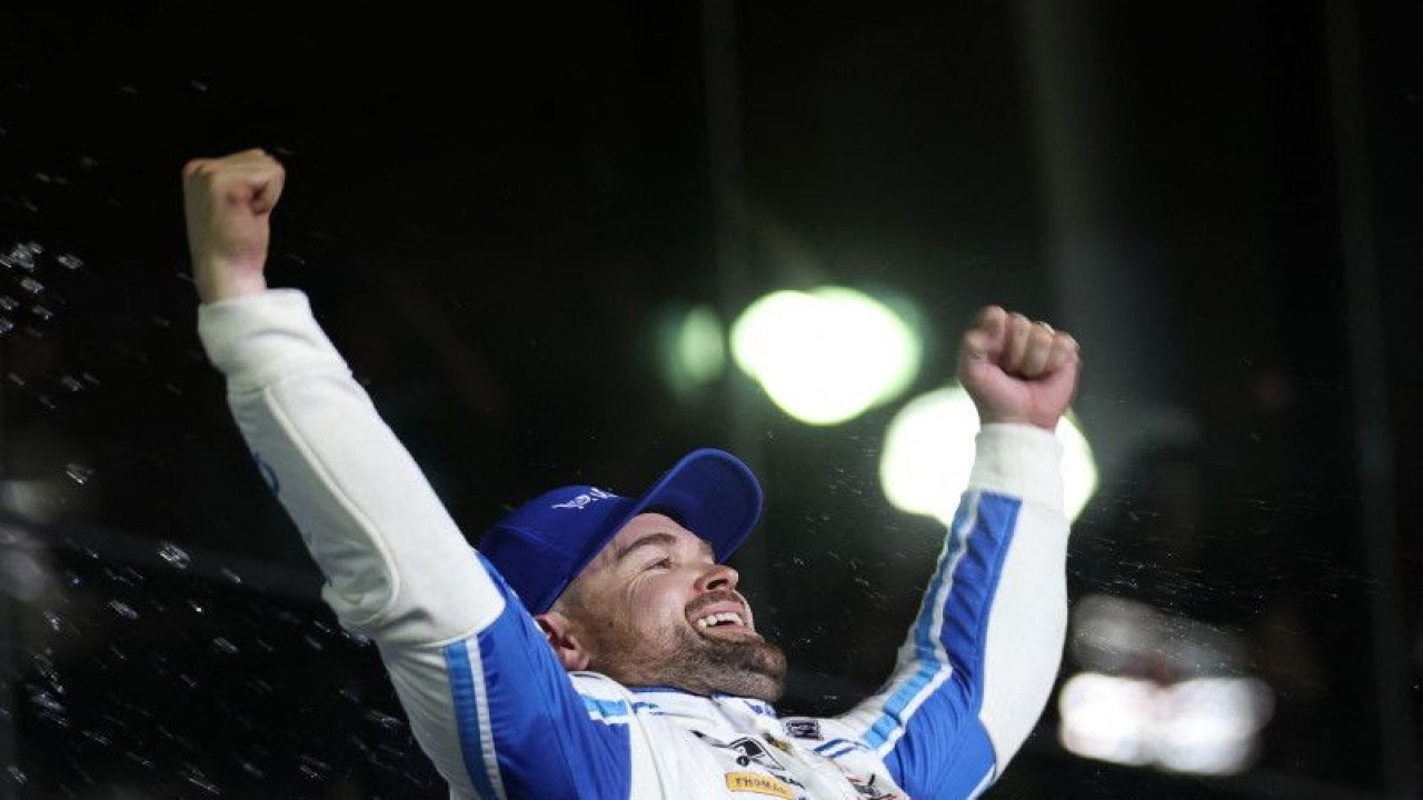 Ricky Stenhouse Jr memenangkan Daytona 500 ke-65 di Daytona International Speedway, Daytona Beach, Florida, AS, 19 Februari 2023 waktu setempat. (ANTARA/AFP/Getty Images via AFP/JAMES GILBERT)