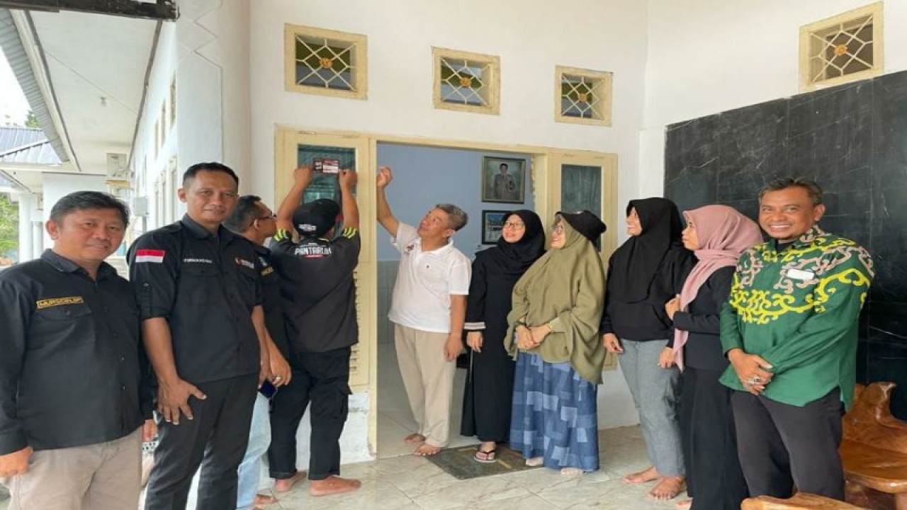 Petugas Pantarlih saat mendatangi rumah Sekretaris Daerah Kota Kendari Ridwansyah Taridala, Minggu (12/2/2023) (ANTARA/HO-KPU Kendari)