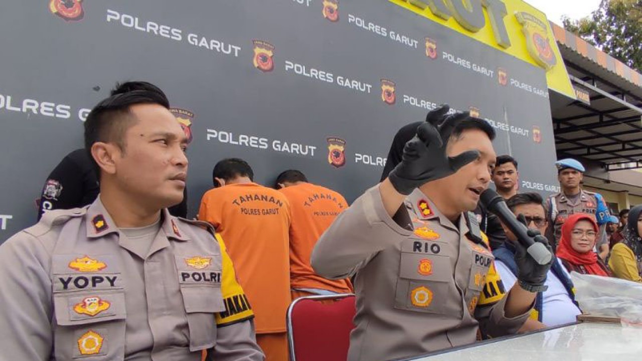 Kepala Kepolisian Resor Garut AKBP Rio Wahyu Anggoro menunjukkan barang bukti saat jumpa pers pengungkapan kasus perampokan uang BOS di Garut, Jawa Barat, Selasa (27/2/2023). ANTARA/Feri Purnama