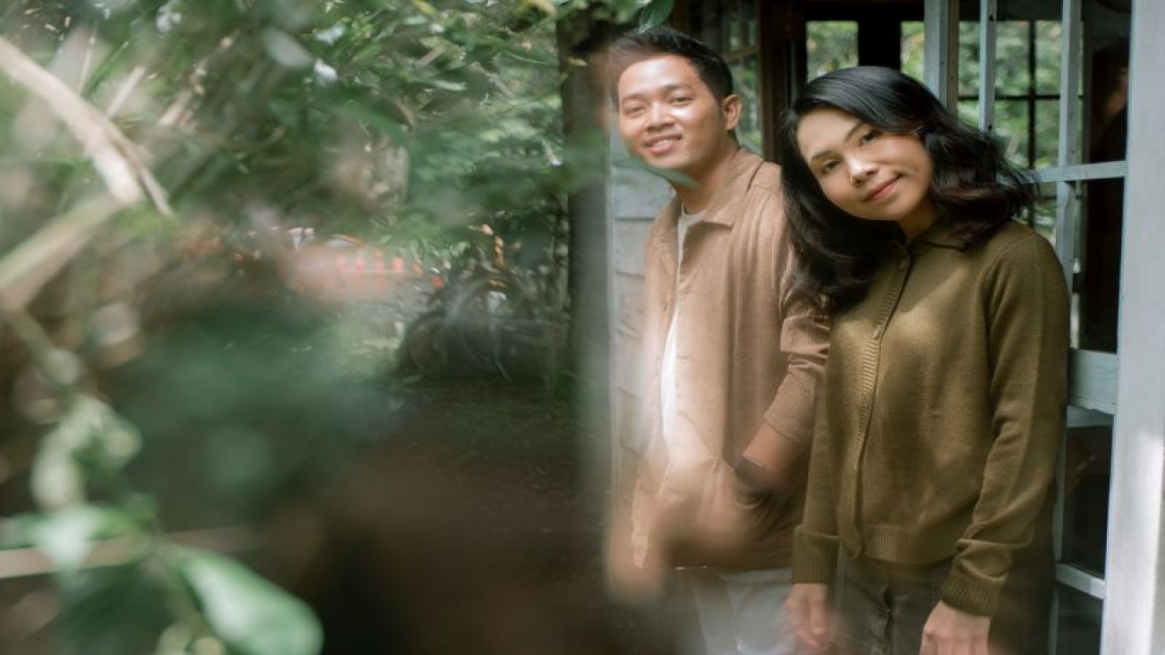 Duo Suara Kayu hadirkan lagu baru "Kubiarkan Kau Pergi Hari Ini" untuk buku berjudul sama ciptaan Rio Ardhillah. (ANTARA/HO/Warner Music Indonesia)