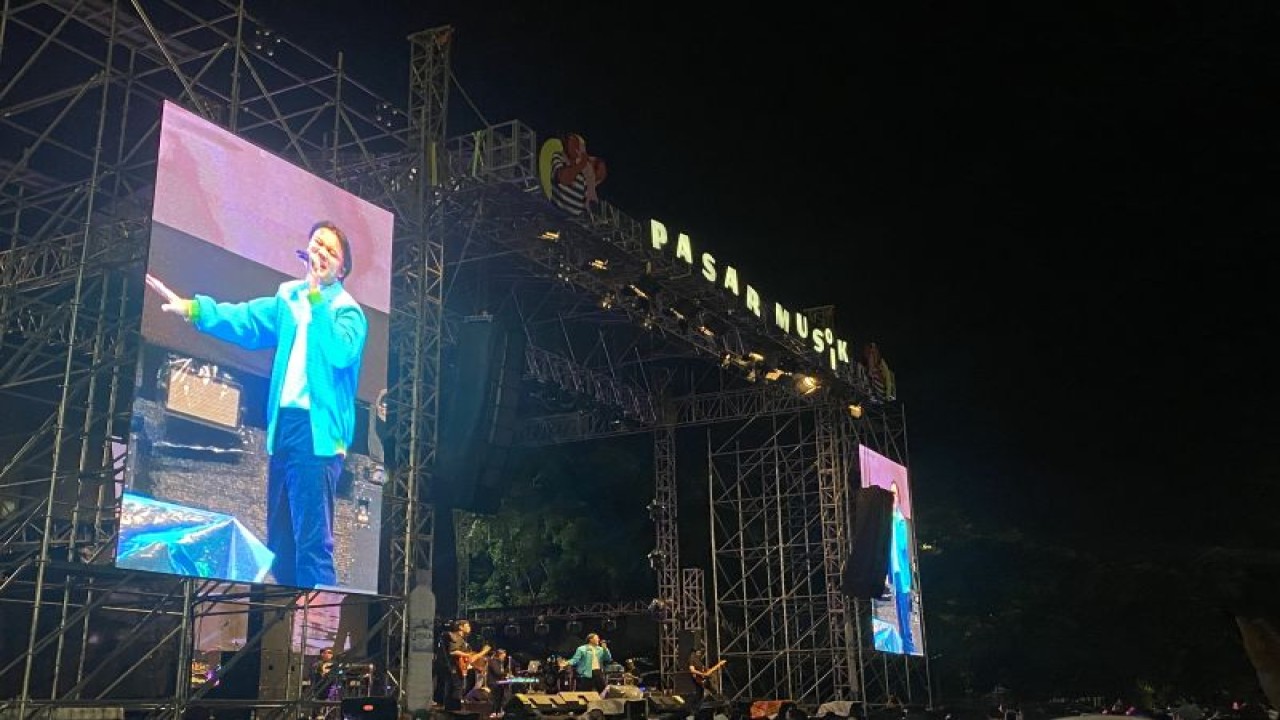 Penyanyi Rizky Febian tampil di Festival Pasar Musik di Gambir Expo Kemayoran, Jakarta Utara, Minggu (12/2). (ANTARA/Pamela Sakina)
