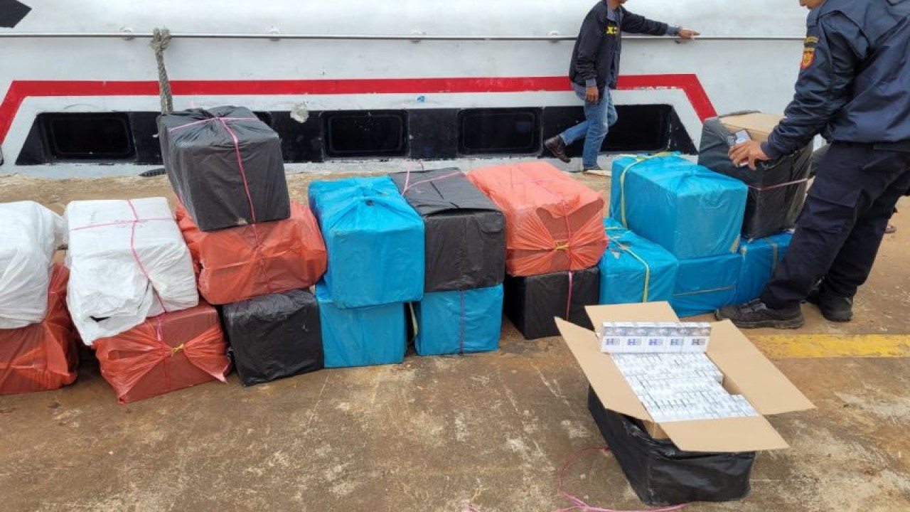 Petugas Bea Cukai Batam, Kepri menggagalkan penyelundupan sebanyak 102.400 batang rokok dari kapal penumpang, pekan lalu (23/2/2023). ANTARA/HO-Humas Bea Cukai