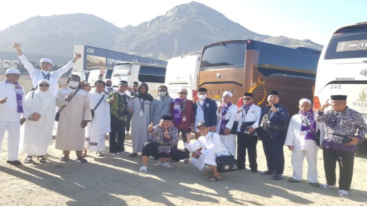 Rombongan foto bersama dengan latar bukit Jabal Tsur, di Makkah, Arab Saudi, Kamis (9/2/2023). (ANTARA/HO-Yusrin)