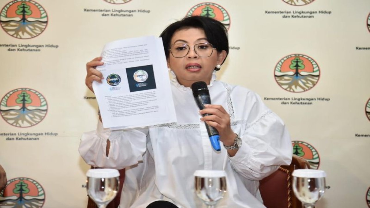 Direktur Jenderal Pengelolaan Sampah, Limbah, dan B3 Kementerian LHK Rosa Vivien Ratnawati memaparkan bentuk logo Hari Peduli Sampah Nasional atau HPSN 2023 di Gedung Manggala Wanabakti, Jakarta, Rabu (1/2/2023). (ANTARA/HO-Kementerian LHK)