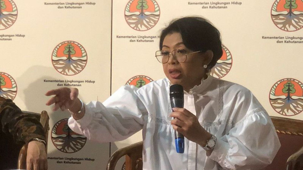 Direktur Jenderal Pengelolaan Sampah, Limbah, dan B3 KLHK Rosa Vivien Ratnawati melakukan konferensi pers tentang Hari Peduli Sampah Nasional 2023 di Gedung Manggala Wanabakti, Jakarta, Rabu (1/2/2023). (ANTARA/Sugiharto purnama)