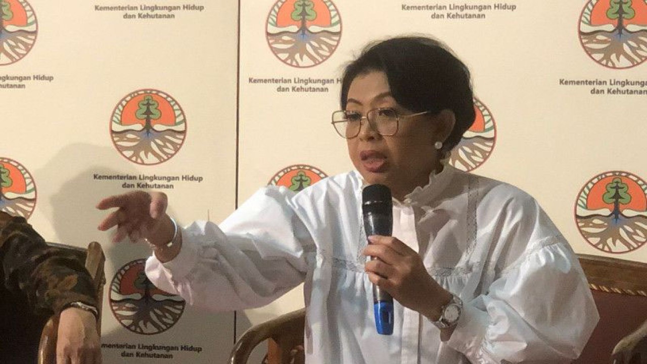 Direktur Jenderal Pengelolaan Sampah, Limbah, dan B3 KLHK Rosa Vivien Ratnawati melakukan konferensi pers tentang Hari Peduli Sampah Nasional 2023 di Gedung Manggala Wanabakti, Jakarta, Rabu (1/2/2023). (ANTARA/Sugiharto purnama)