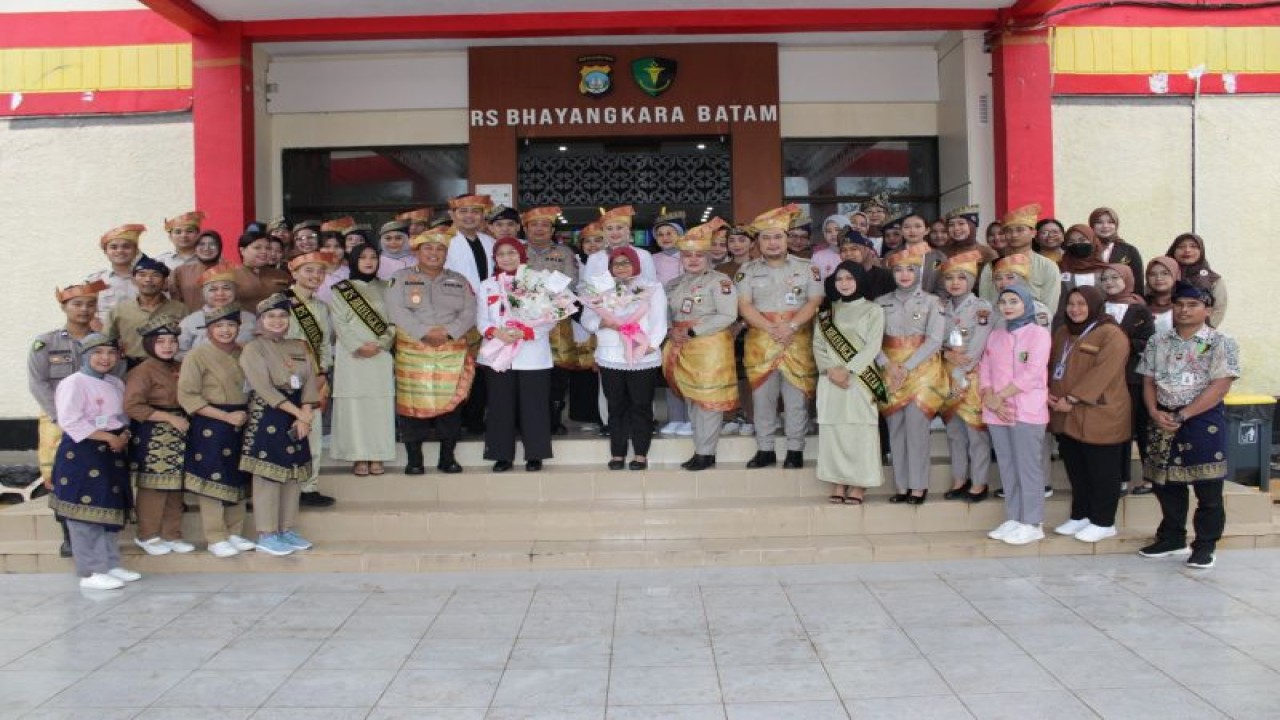 Staff RS Bhayangkara Polda Kepri meraih akreditasi Paripurna (tertinggi) dari Lembaga Akreditasi Fasilitas Kesehatan Indonesia (LAFKI) dalam hal standar pelayanan Rumah Sakit. (ANTARA/HO-Humas Polda Kepri)