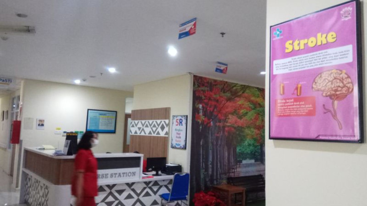 Seorang petugas kesehatan Rumah Sakit Mardi Rahayu Kudus, Jawa Tengah, melintasi ruang pelayanan. (ANTARA/Akhmad Nazaruddin Lathif)