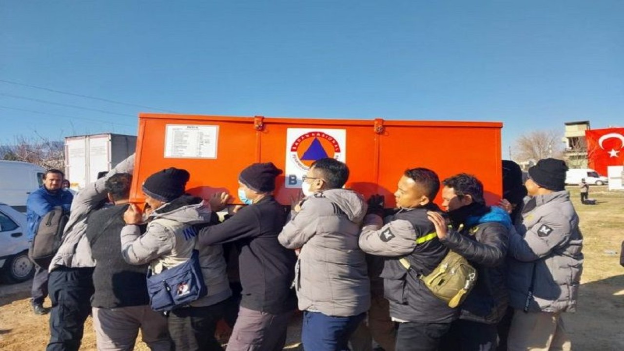 Bantuan kemanusiaan Indonesia berupa tenda rumah sakit lapangan didirikan di Hassa, Provinsi Hatay, Turki, Selasa (14/2/2023). (Antara/HO-BNPB)