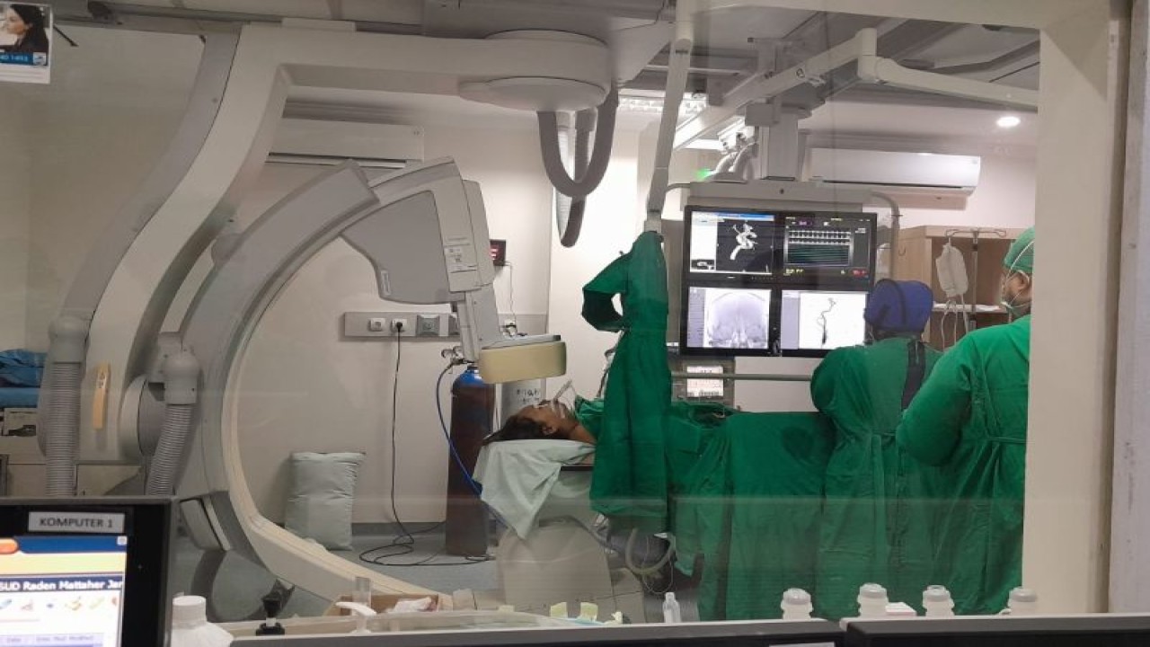 Suasana operasi "coiling" pasien stroke di RSUD Raden Mattaher Jambi. ANTARA/HO/RSUD Raden Mattaher Jambi