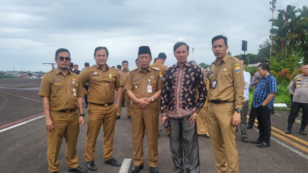 Direksi RSUD Raden Mattaher Jambi bersama Wagub Abdullah Sani saat berada di posko kecelakaan helikopter Polairud Jambi, Selasa (21/2/23). (FOTO ANTARA/Nanang Mairiadi)