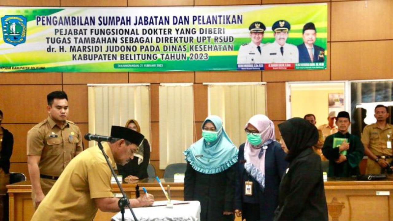 Bupati Belitung Sahani Saleh tanda tangani pengangkatan jabatan direktur RSUD Marsidi Judono Belitung (ANTARA/Kasmono)