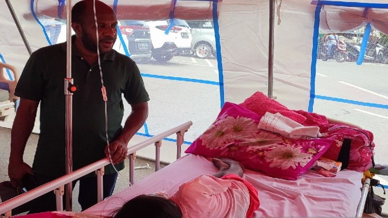 Angel (8 th) salah seorang anak yang sedang menjalani perawatan di tenda di halaman RSUD Jayapura akibat gempa. (ANTARA/Evarukdijati)