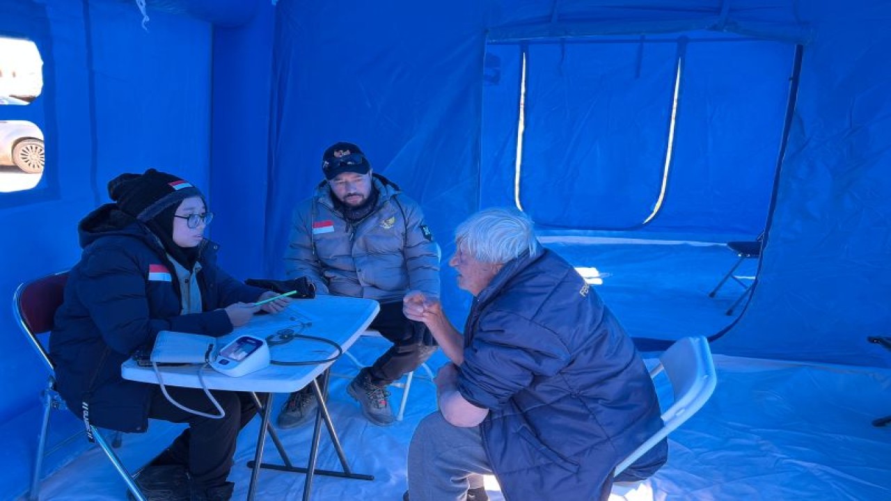 Rumah sakit lapangan yang didirikan Emergency Medical Team (EMT) Pusat Krisis Kesehatan Kementerian Kesehatan RI untuk korban gempa di Hatay, Turki. ANTARA Foto/HO-Dokter Halik Mlik