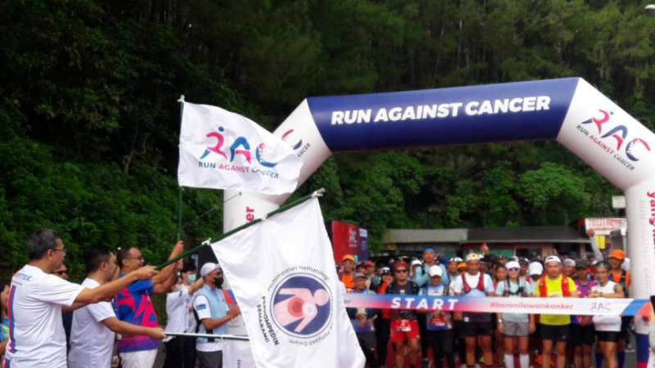 Sekitar 200 pelari ultra 100 kilometer mengikuti start di Gunung Tidar Kota Magelang dalam "Run Against Cancer", mereka akan finish di Kelenteng Sam Poo Kong Semarang. ANTARA/Heru Suyitno